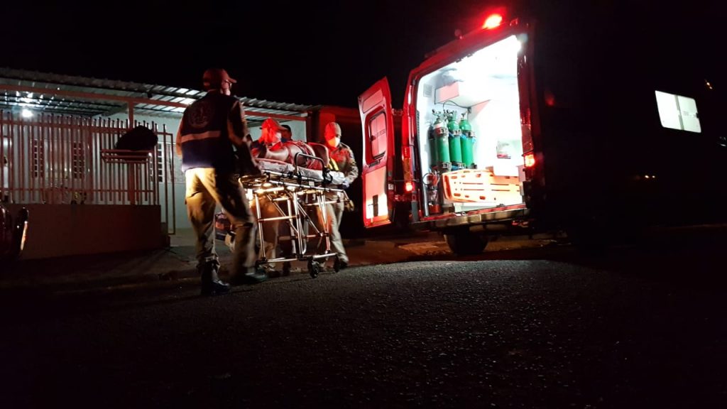 Mulher é socorrida pelo Siate após sofrer queda em residência no Bairro Brasília