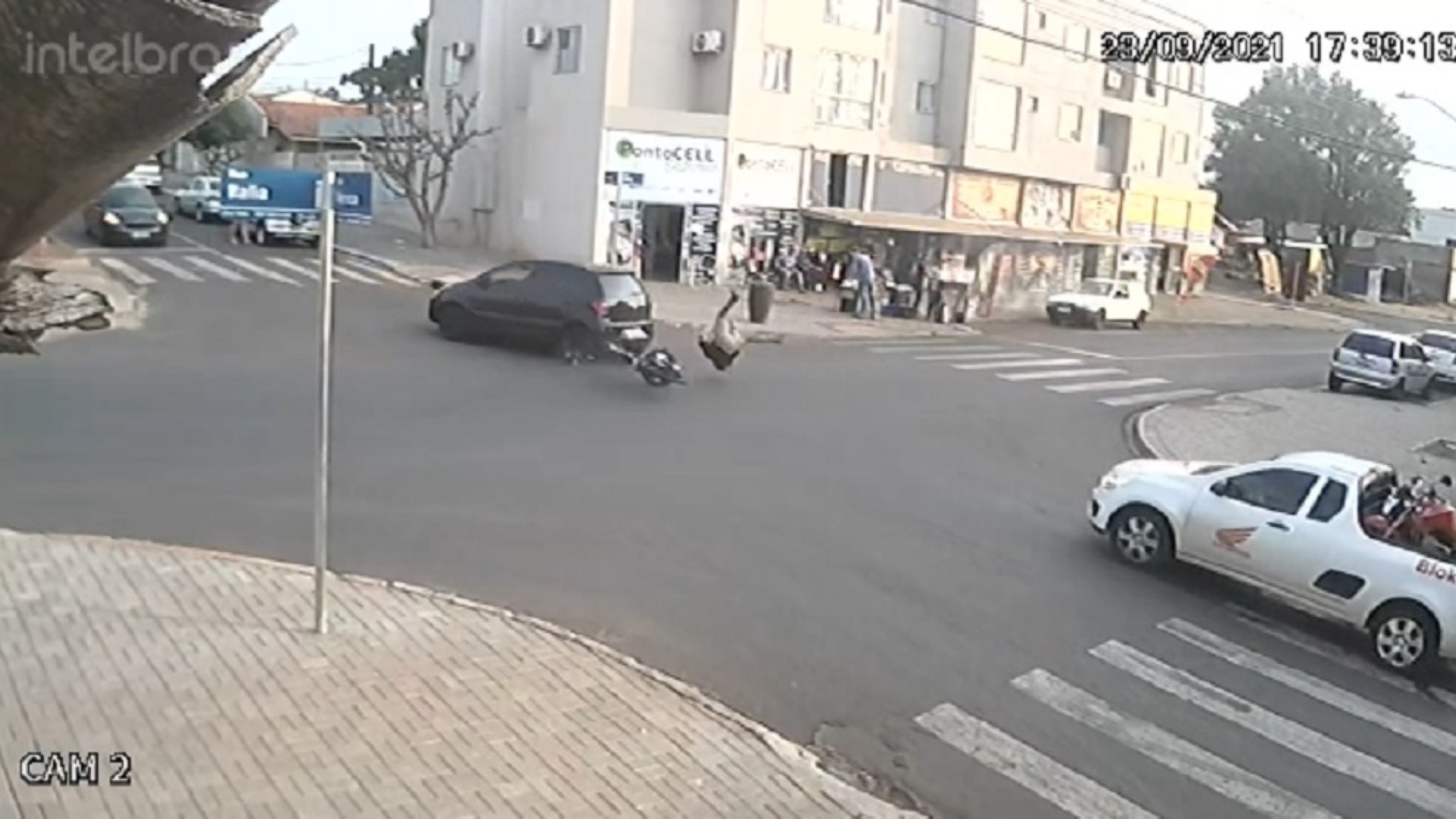 Vídeo mostra forte colisão entre motoneta e Fox na Rua Itália, no Bairro Cascavel Velho