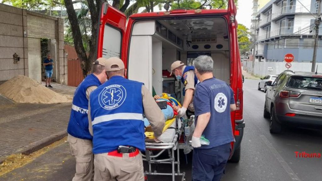 Idosa fica gravemente ferida após ser atropelada no centro de Foz do Iguaçu