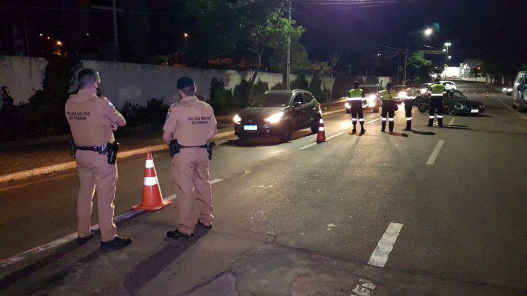 Fiscalização de trânsito é realizada na Rua Barão do Cerro Azul, no Ciro Nardi