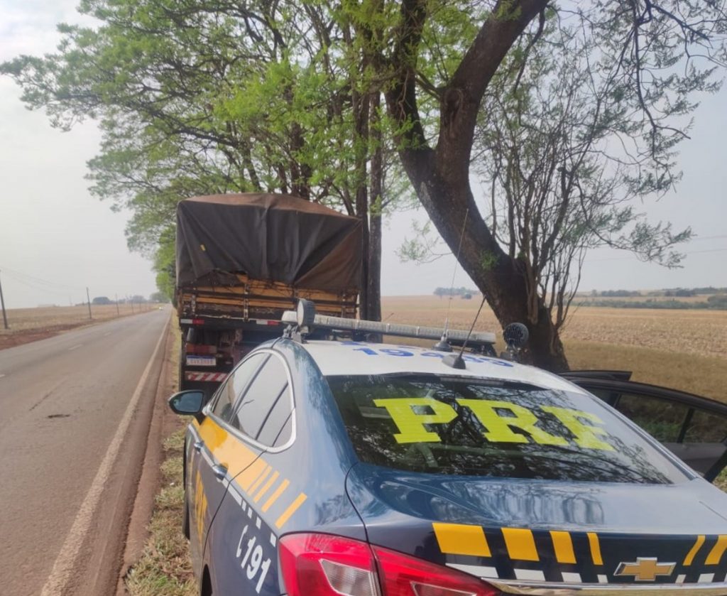 PRF apreende caminhão carregado com cigarros do Paraguai em Quarto Centenário