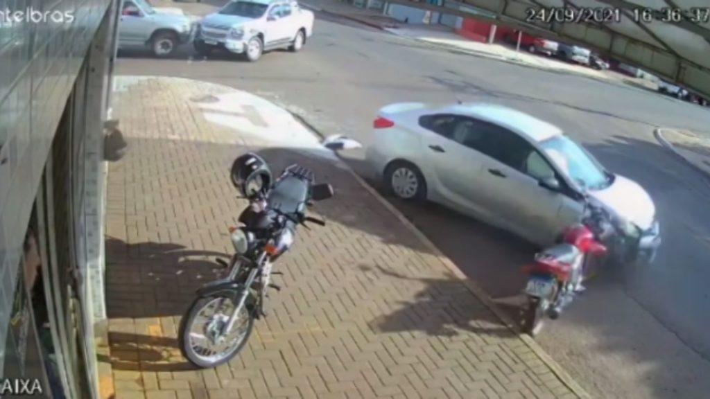 Câmera mostra acidente envolvendo quatro veículos no Bairro Neva