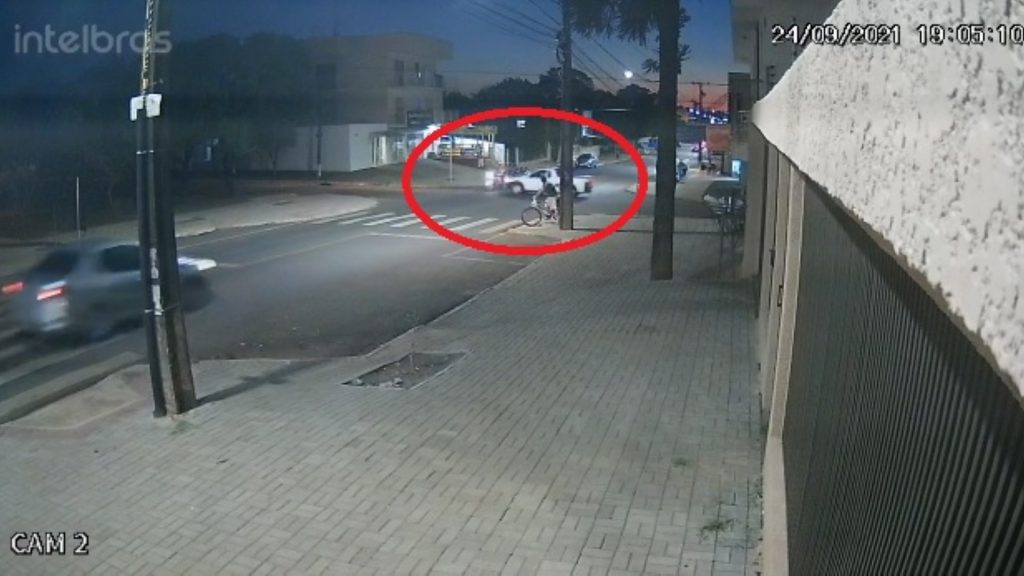 Vídeo mostra acidente entre motocicleta e utilitário no Bairro Cascavel Velho