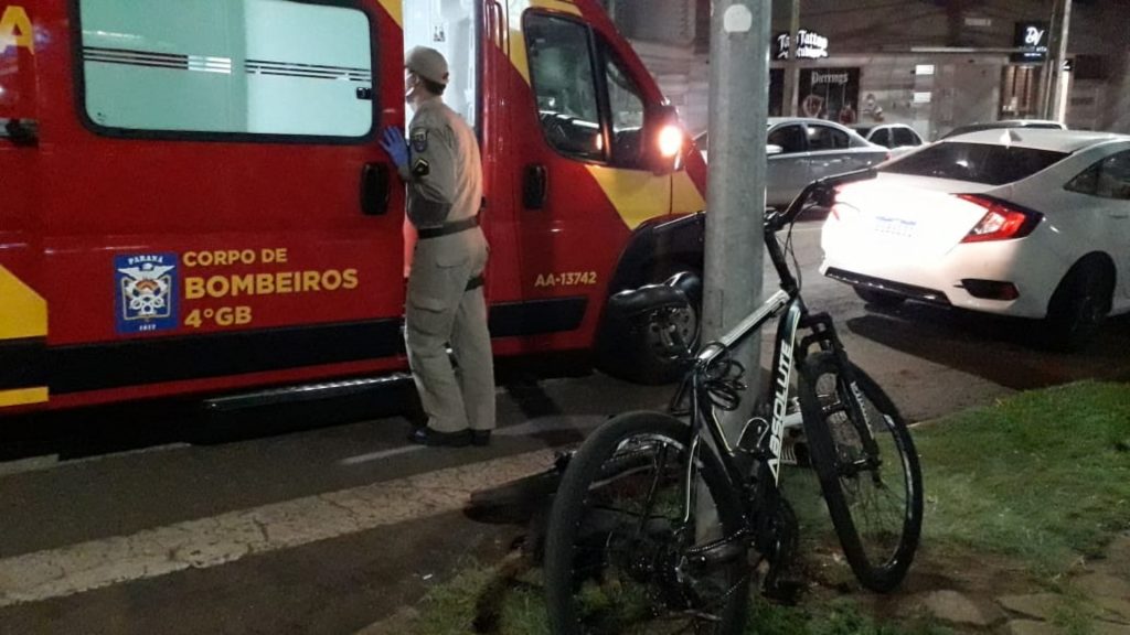 Ciclista se envolve em batida contra carro na Rua Recife, na região central