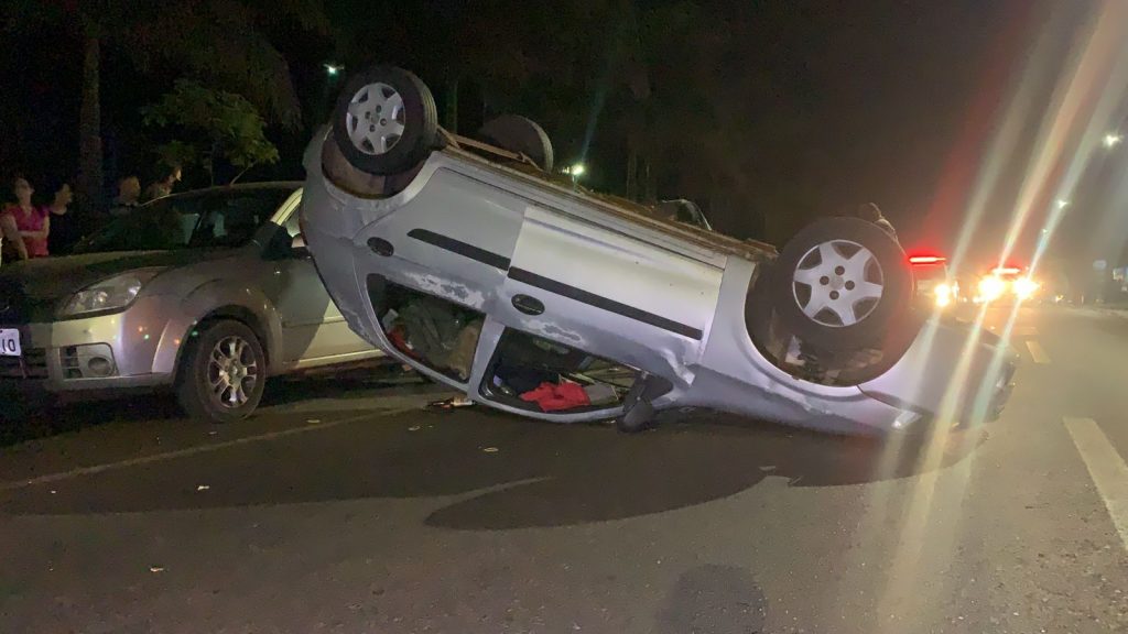 Celta bate em carro estacionado e capota na Avenida Tito Muffato, no Bairro Santa Cruz