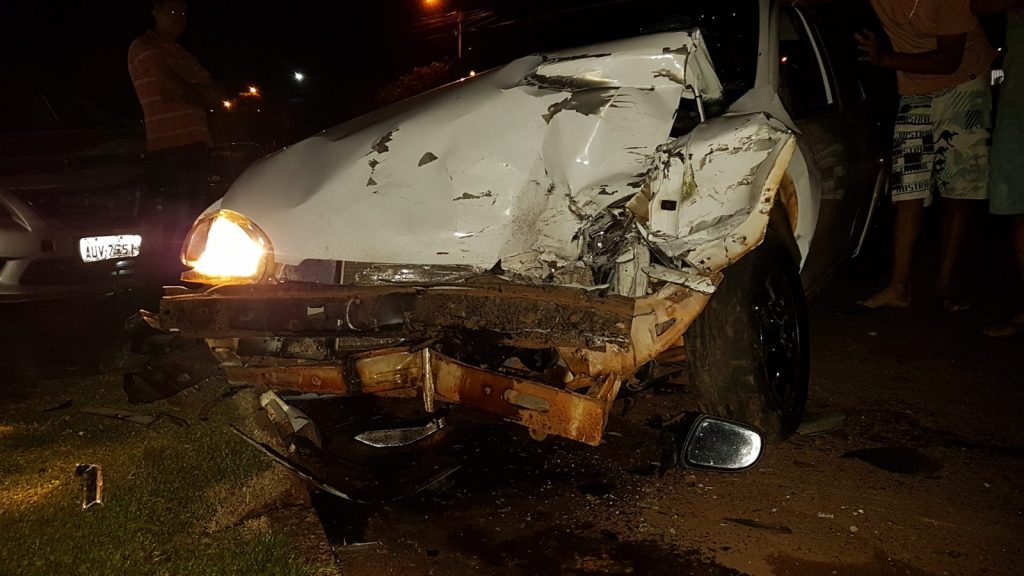 Motorista de Corsa é detido por embriaguez após bater contra Versa que estava estacionado