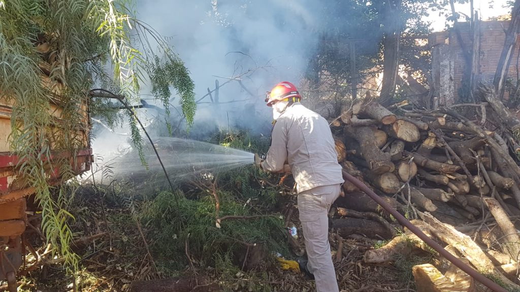 Pilha de lenhas pega fogo em imóvel no Santa Cruz e Corpo de Bombeiros é mobilizado