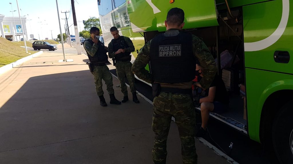 Durante abordagem a ônibus na Av. Tancredo Neves, BPFron faz apreensão de produtos de estética irregulares