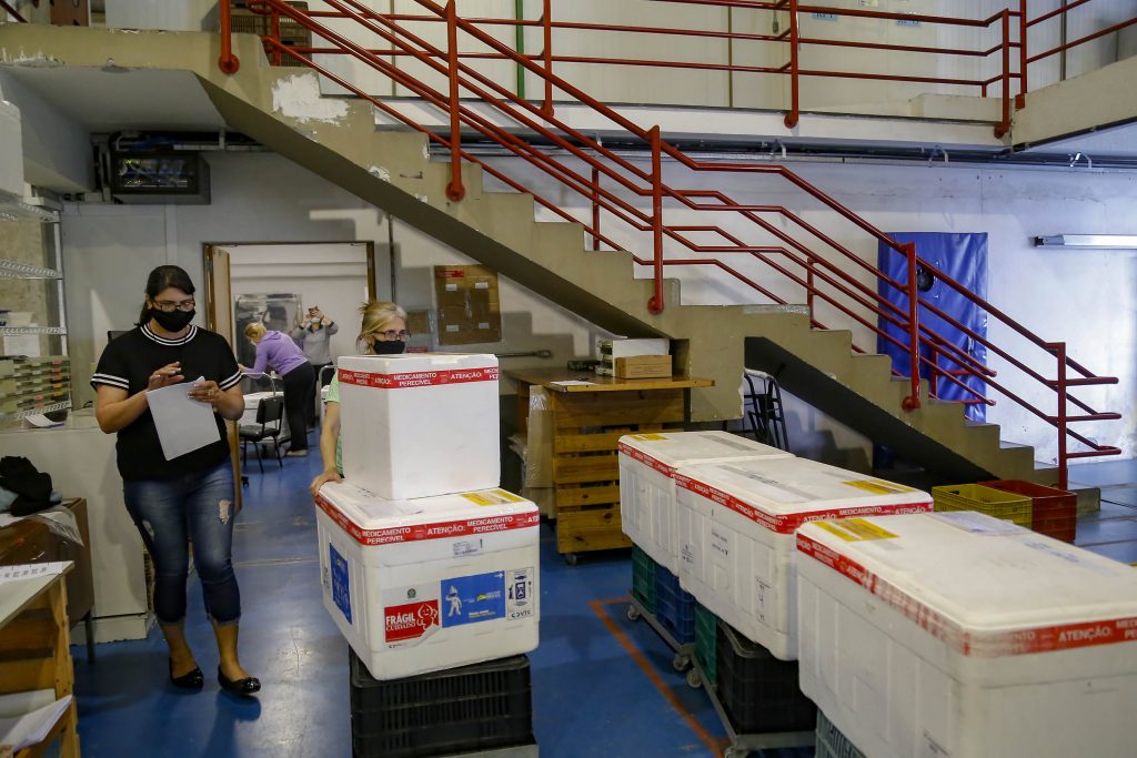 Saúde distribui primeiras vacinas para reforço de idosos e trabalhadores da saúde, e anuncia chegada de novos lotes