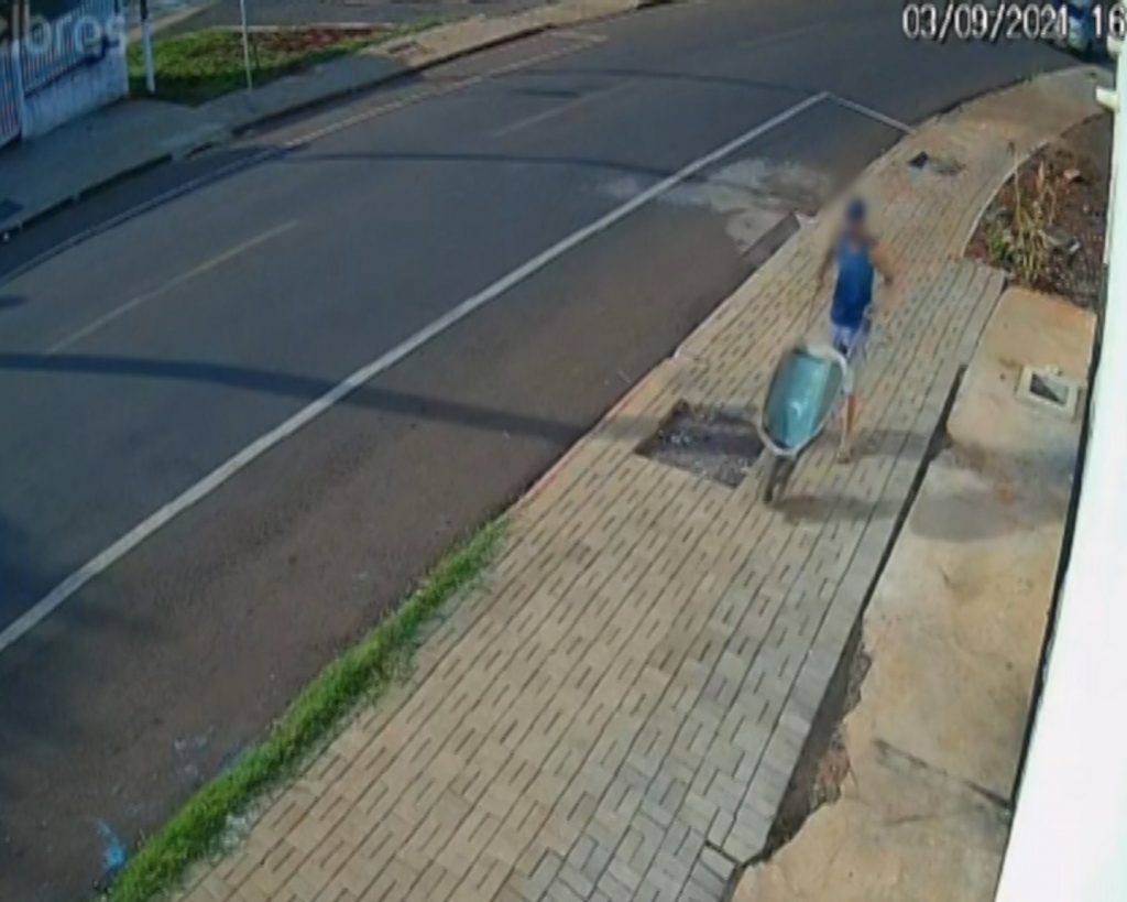 Homem é flagrado descartando entulho irregularmente