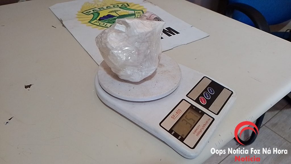Passageira de ônibus é presa pela equipe Choque da PM ao ser flagrada com cocaína em Foz do Iguaçu