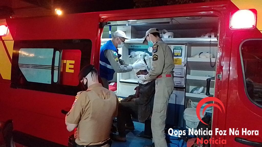 Homem de 51 anos é atendido pelo Siate após ser atingido por pedrada na cabeça, em Foz do Iguaçu