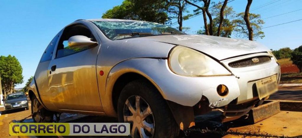 Ford Ka tomba na PR-488 em Diamante do Oeste