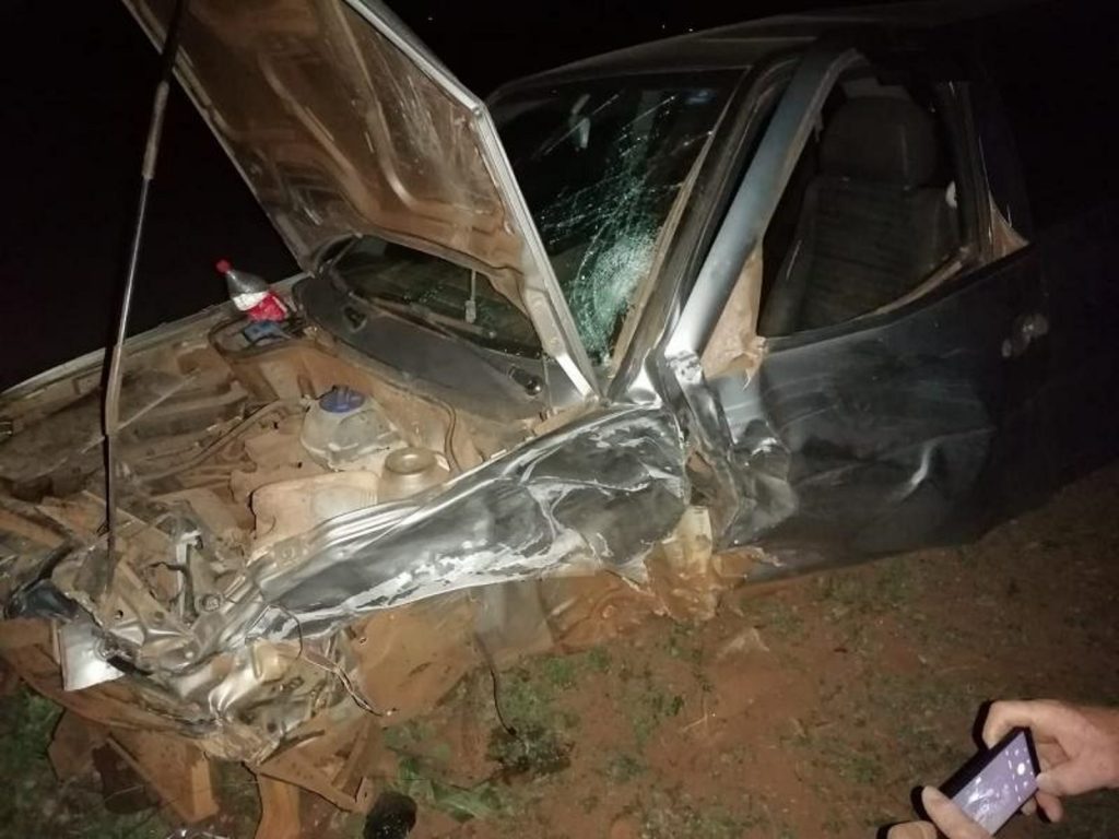 Forte colisão envolve carro e bitrem entre Mercedes e Três Irmãs