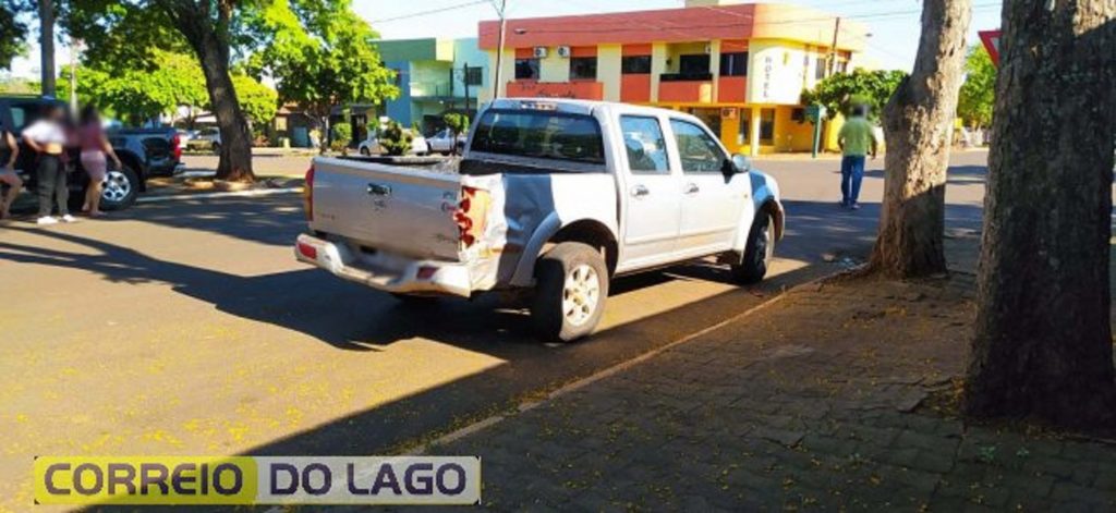 Colisão entre caminhonete e caminhão é registrada nas proximidades da rodoviária de Santa Helena