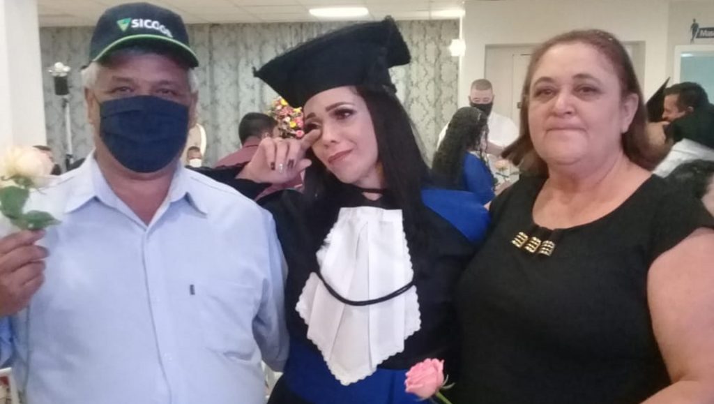 “A filha do motorista e da empregada doméstica venceu”: uma história de superação, conquista e gratidão a família