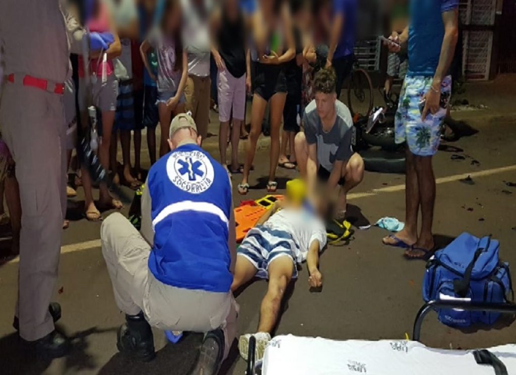 Motociclista de 18 anos sofre fraturas e contusões após se envolver em colisão contra automóvel no Cascavel Velho