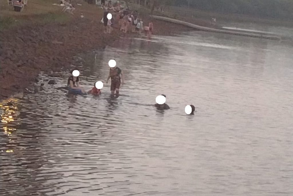 Imagens flagram crianças se banhando no Lago Municipal de Cascavel, durante a tarde de domingo (26)