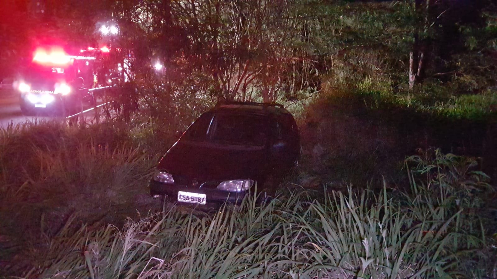 Automóvel perde o controle, colide contra árvore e quase cai em barranco; passageira saiu do veículo e caiu em riacho