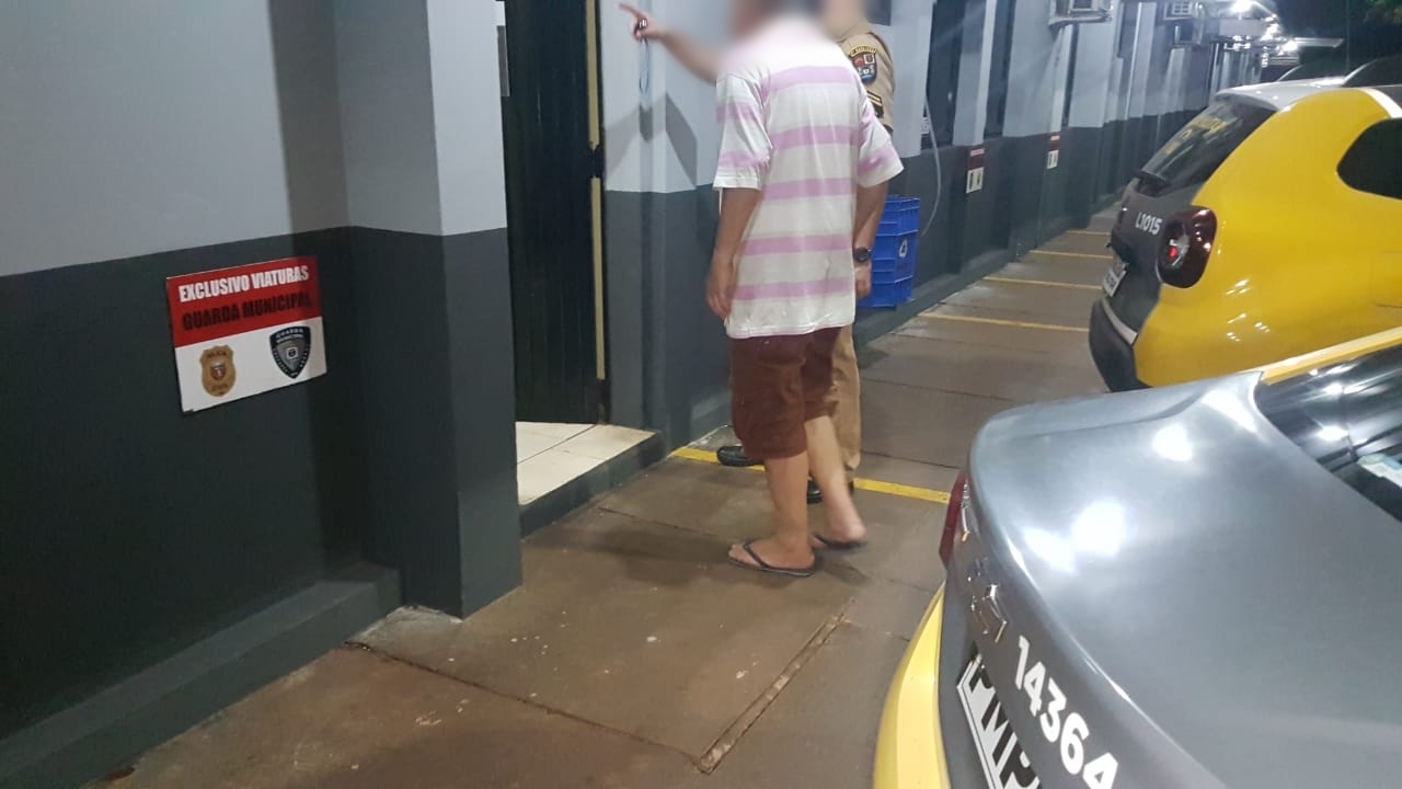 Condutor de carro que caiu em barranco no Cancelli é preso por embriaguez