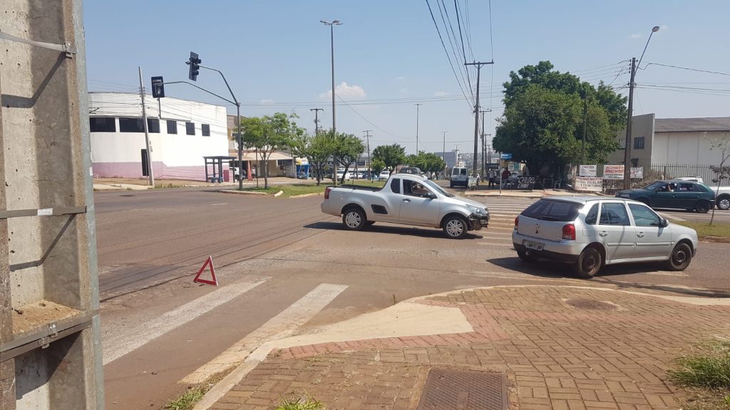 Motociclista fica ferido na esquina da Rocha Pombo com Olindo Periolo