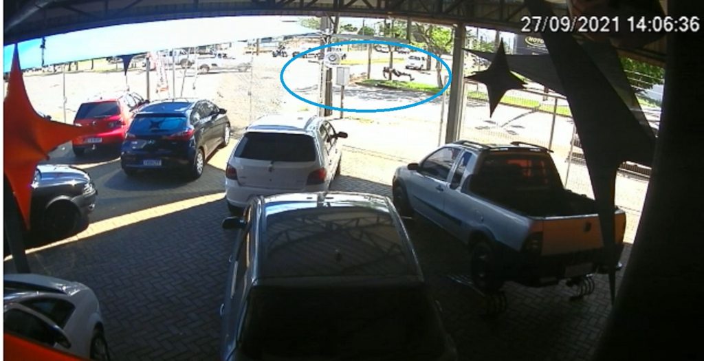 Câmera flagra motociclista sendo arremessado em acidente na Rocha Pombo