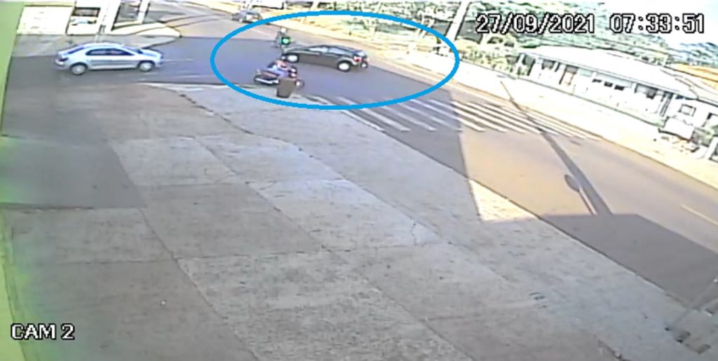 Câmera flagra colisão entre carro e moto no Brasmadeira