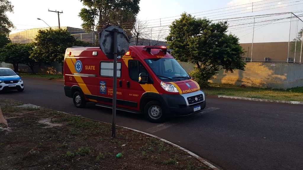 Ciclista de 17 anos tem lesões ao sofrer queda na Região do Lago