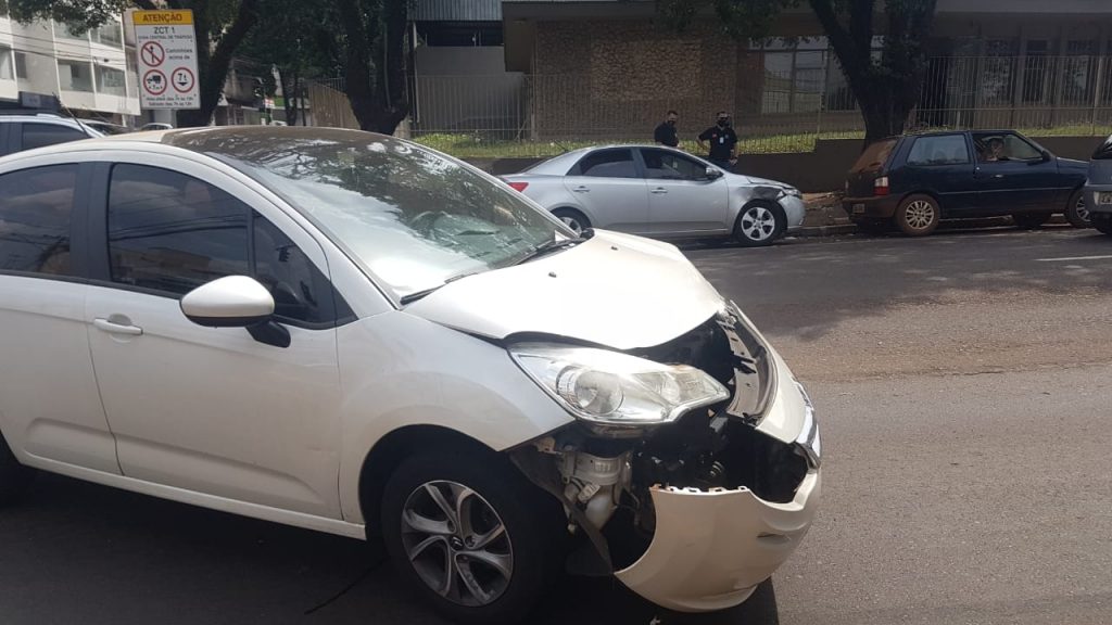 Citroën C3 e Kia Cerato colidem no Centro