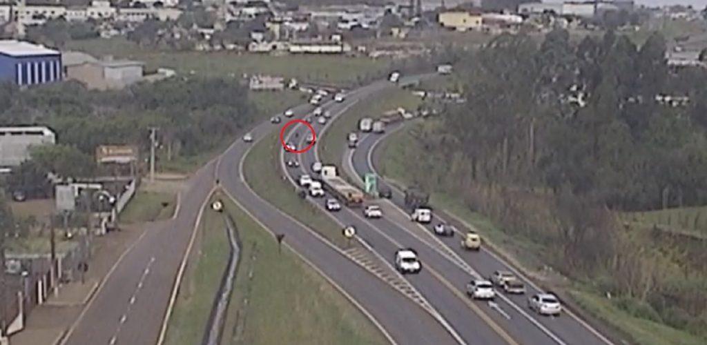 Vídeo mostra pneu se soltando de caminhão na BR-277, próximo ao viaduto do XIV de Novembro, em Cascavel