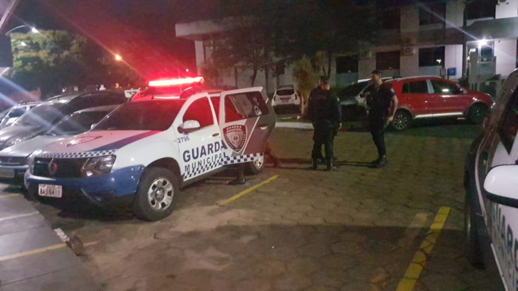 Homem é detido pela GM acusado de agredir a companheira e a sogra na Av. Carlos Gomes, em Cascavel