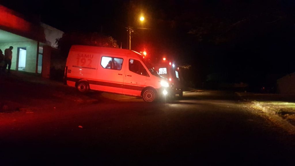 Samu e PM são mobilizadas para atendimento a adolescente ferida no Bairro Periolo, em Cascavel