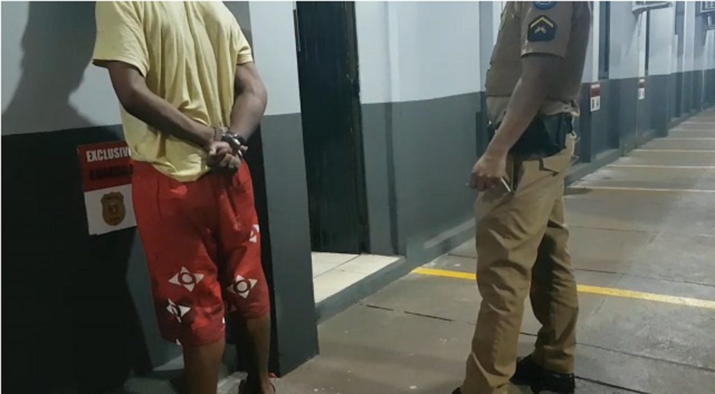 PM detém indivíduo acusado abrir porta de carro e furtar bolsa em pátio de posto de combustíveis em Cascavel