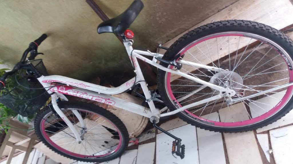 Bicicleta que pode ter sido furtada é ‘deixada’ em frente a casa na Rua Serra do Cadeado, no Jardim Colmeia