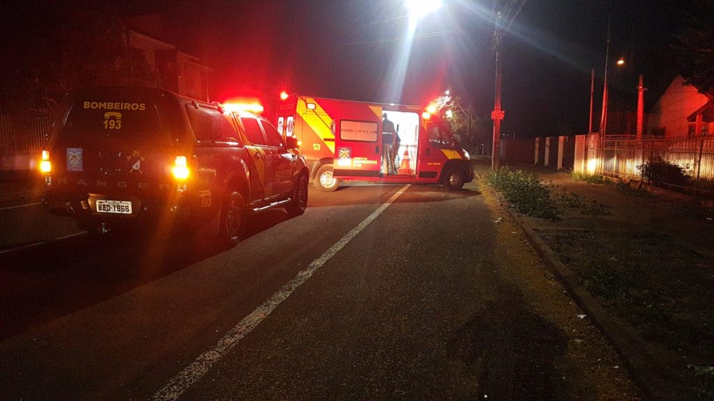 Homem é socorrido pelo Siate após ser atropelado por moto na Rua Souza Naves, no Parque São Paulo