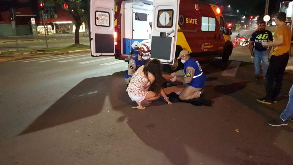 Motociclista sofre queda, fratura braço e precisa do socorro do Siate no Centro de Cascavel