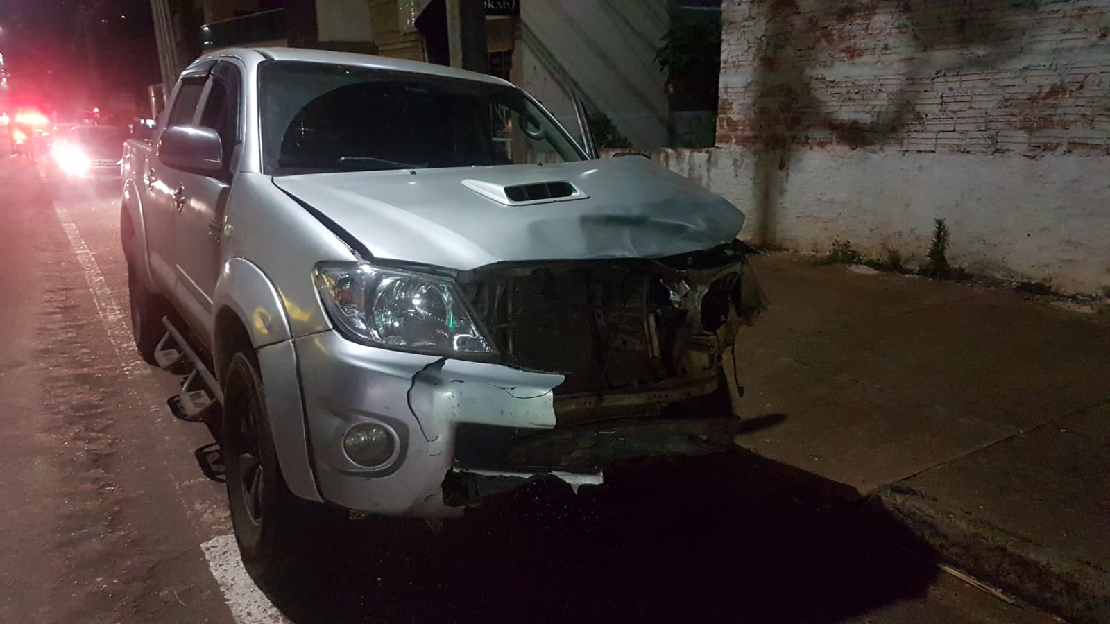Motorista da Hilux é detido por embriaguez após grave acidente envolvendo motocicleta no Centro