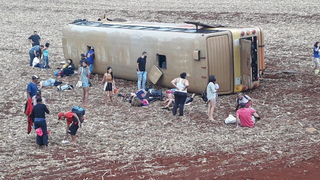 Ônibus de passageiros tomba na BR-369, em Ubiratã