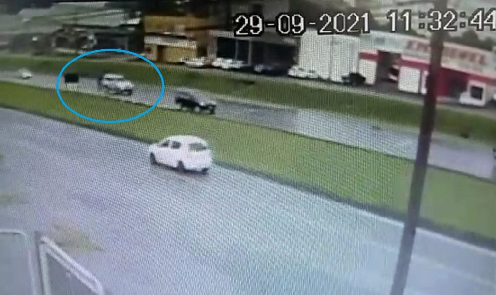 Câmera flagra colisão na BR-277 que deixou motociclista com lesão grave