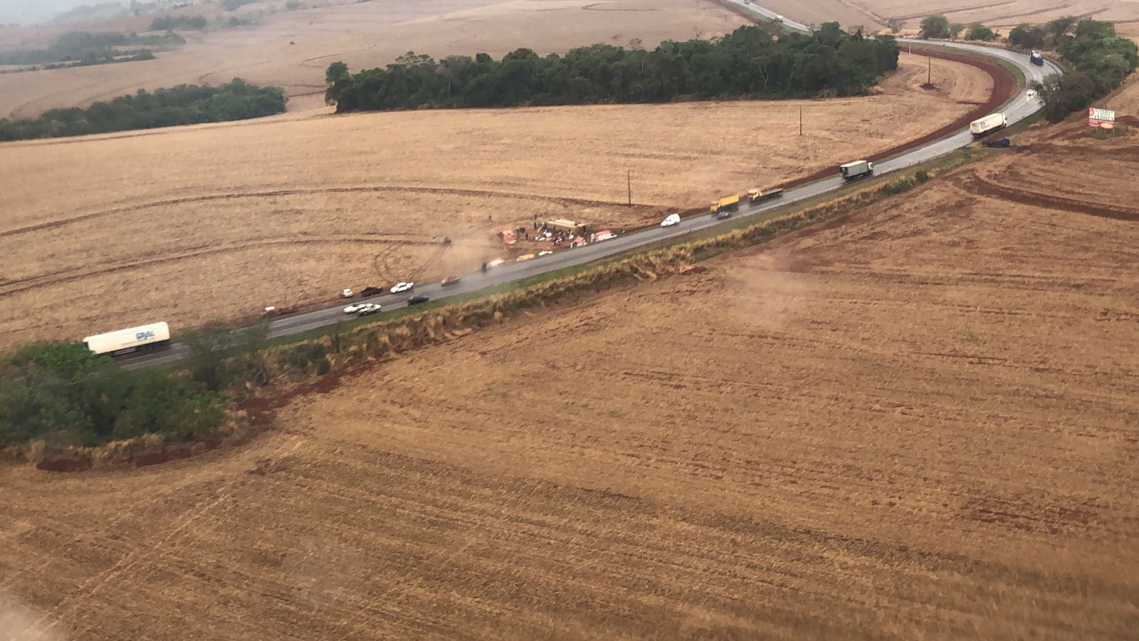 Imagens aéreas mostram local onde ocorreu tombamento de ônibus na BR-369 Imagem referente a Imagens aéreas mostram local onde ocorreu tombamento de ônibus na BR-369