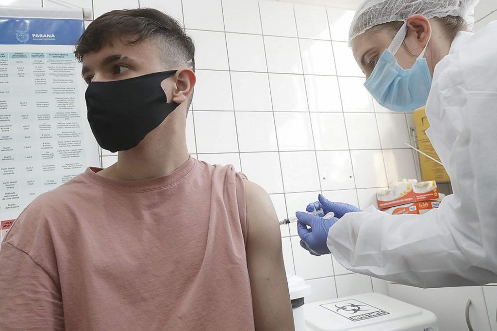 Adolescentes de 12 a 17 anos com comorbidades podem se vacinar diariamente das 8h às 12h