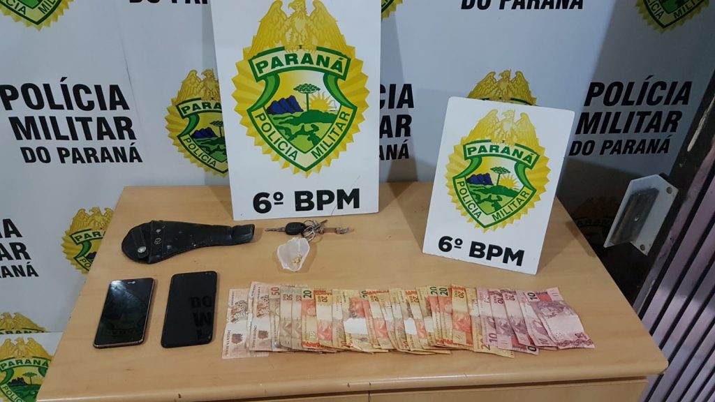 Após tentar fuga de abordagem, dupla é detida pela PM com crack, fios de cobre, celulares e dinheiro em Cascavel