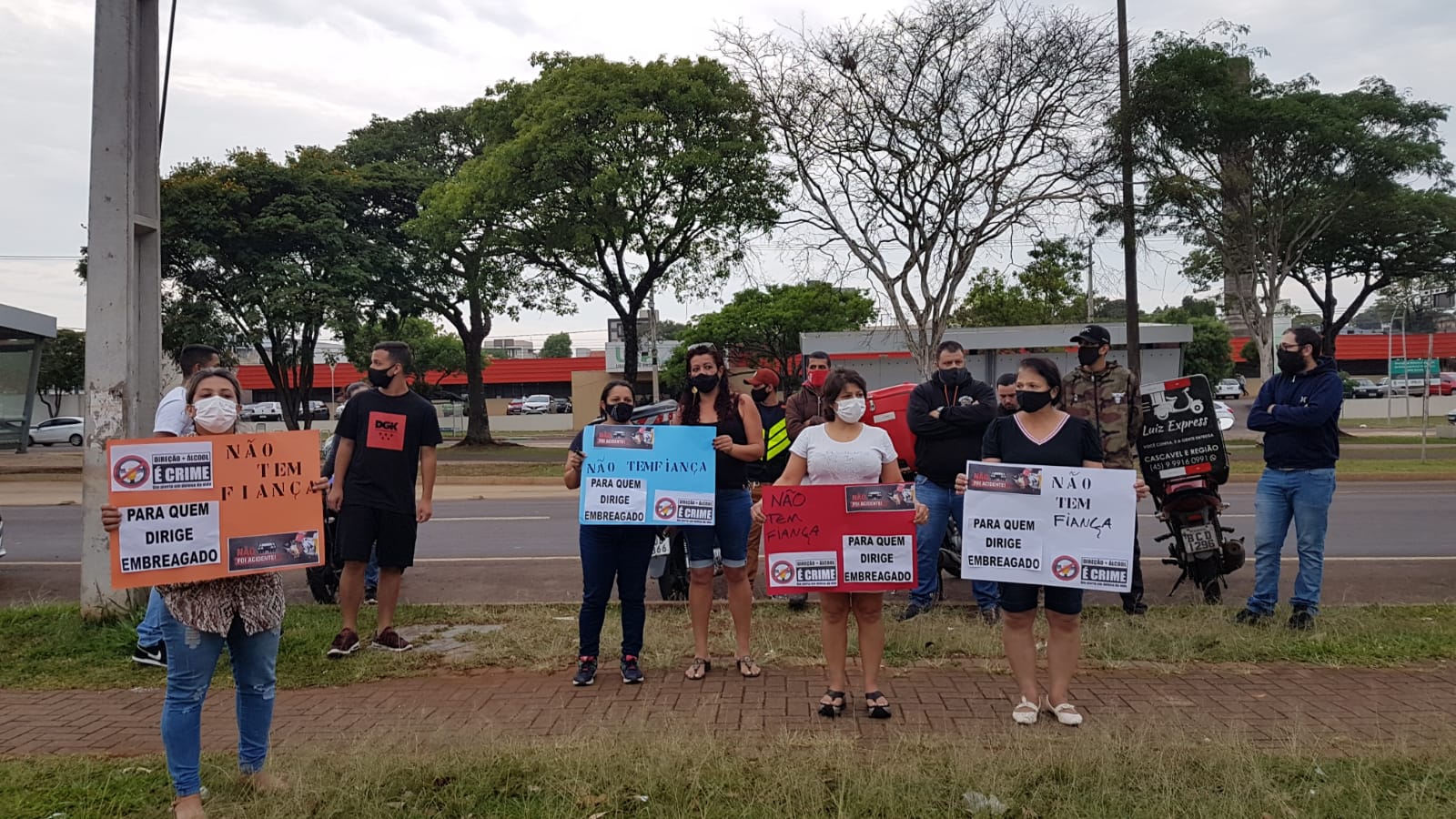 Após grave acidente no Centro, família e colegas de profissão de motociclista fazem manifestação em frente ao Fórum de Cascavel