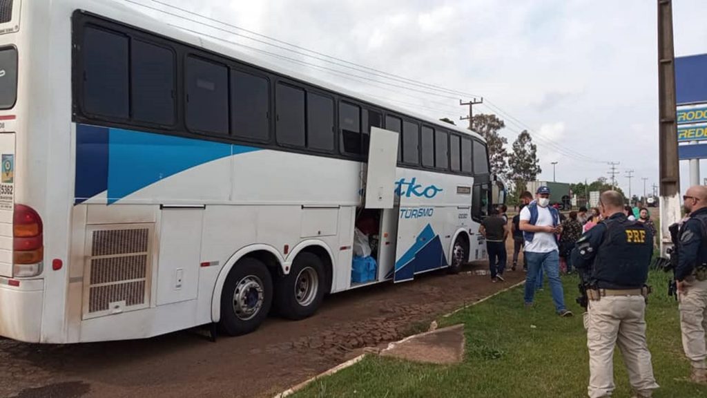Receita Federal e PRF apreendem mercadorias avaliadas em R$ 100 mil em ônibus em Candói