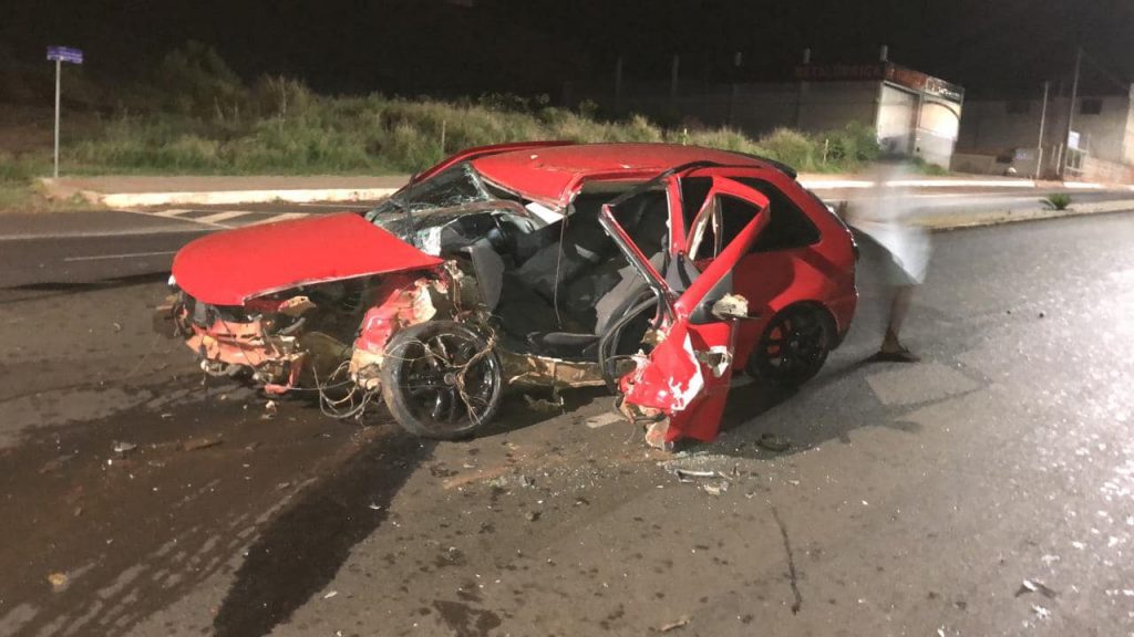 Veículo fica destruído após colisão contra poste em Coronel Vivida