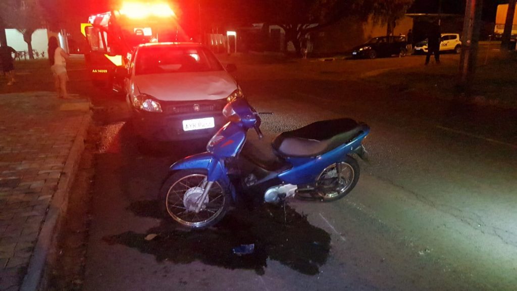 Condutora de Honda Biz fica ferida em colisão contra Fiat Strada no Bairro Pacaembu