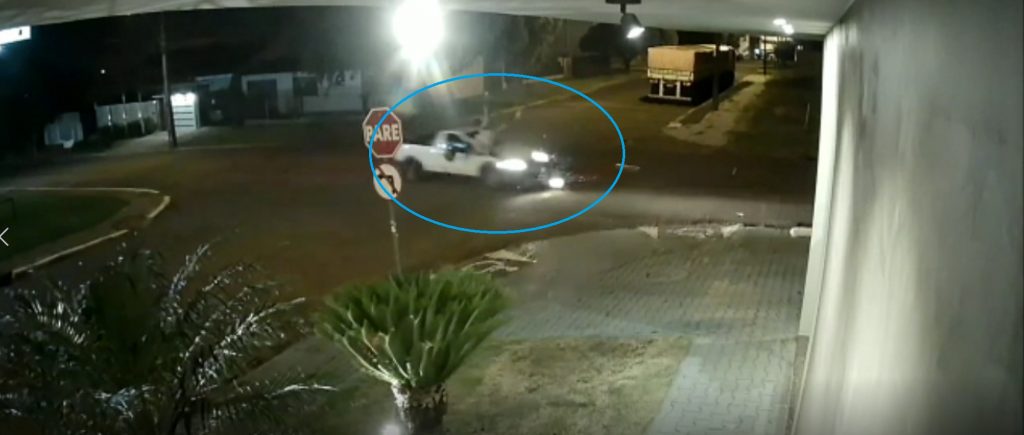 Veja por outros ângulos a forte colisão entre carro e moto em Cascavel