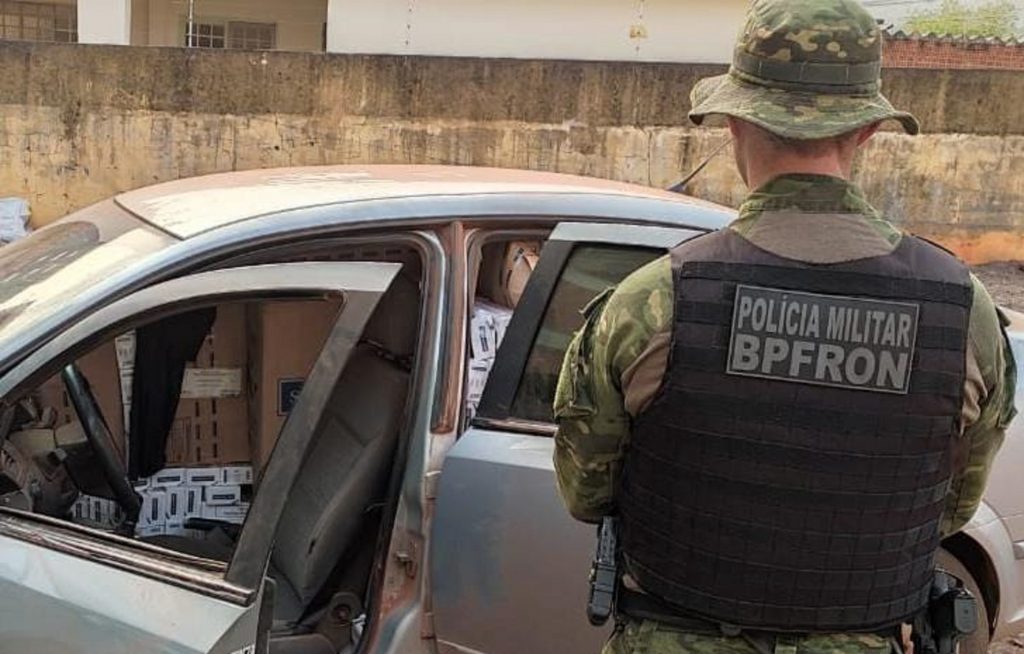 BPFron apreende cigarros contrabandeados em veículo na cidade de Guaíra