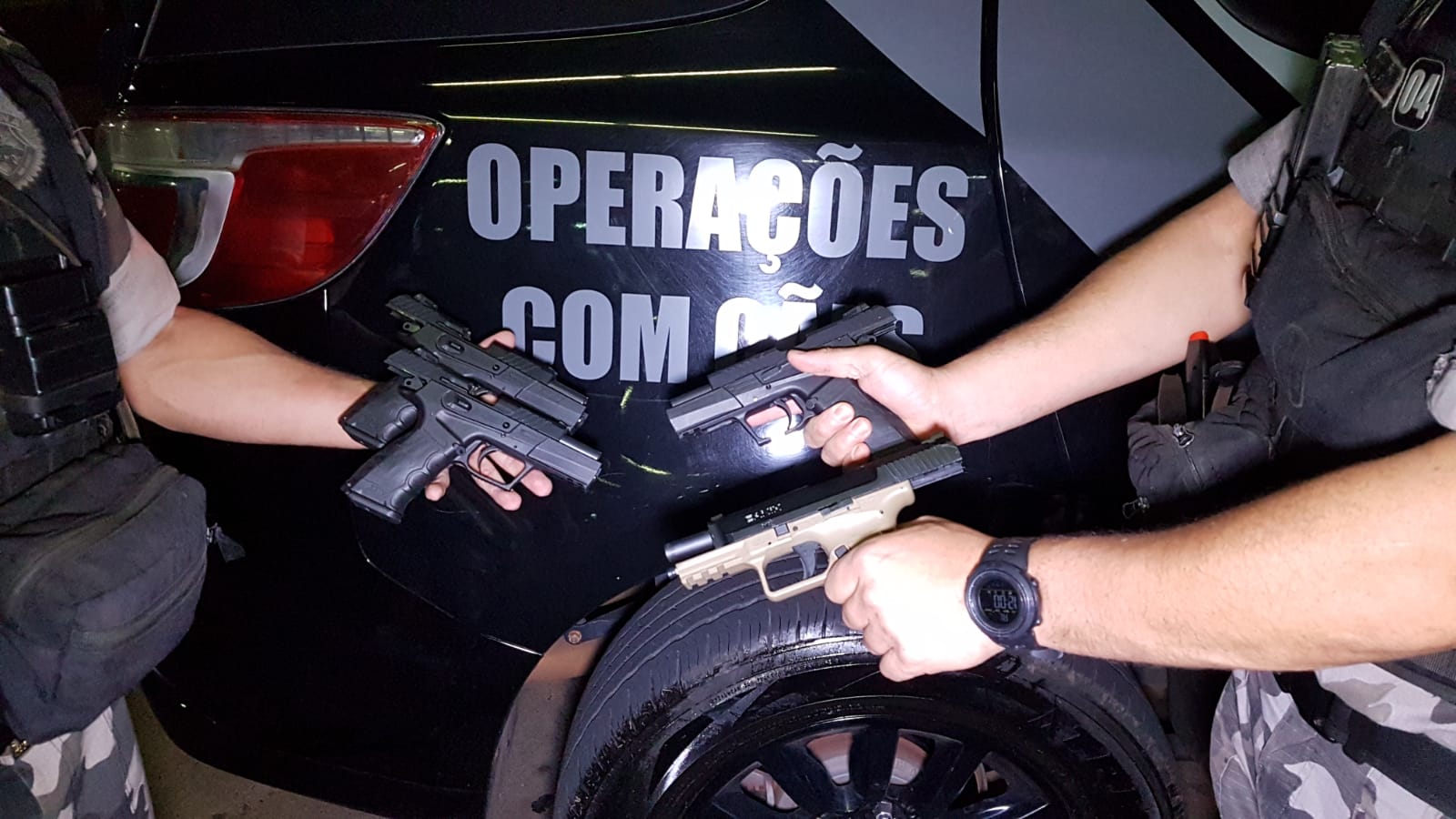 Homem e adolescente são detidos pelo Pelotão de Choque de Cascavel com quatro pistolas Imagem referente a Homem e adolescente são detidos pelo Pelotão de Choque de Cascavel com quatro pistolas