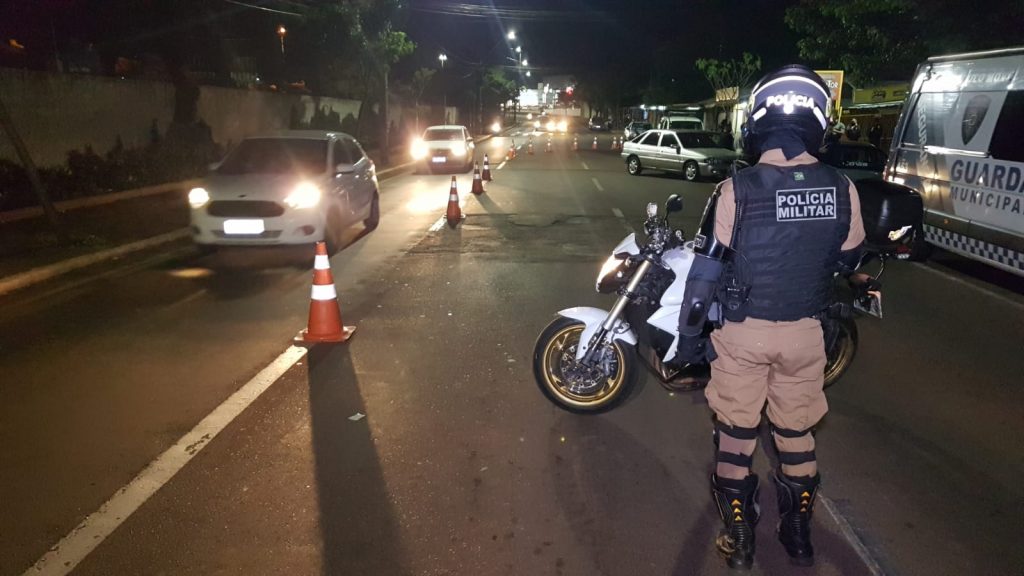 Transitar, PM e GM realizam Operação Bloqueio na Rua Barão do Cerro Azul, no Ciro Nardi